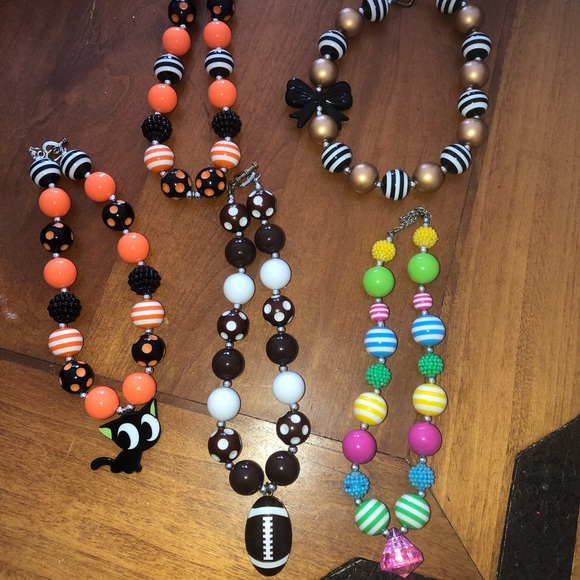 5 little girls bubble gum necklaces - Picture 2 of 3